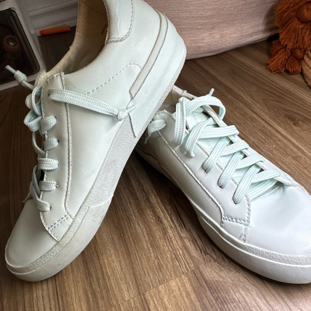 Dolce Vita Women's Zina 360
Fashion Sneakers Seafoam
Recycled Leather Sz 5.5